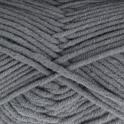 Grauem Garn in einem Knäuel. Weiche Struktur, geeignet für Strick- oder Häkelprojekte. Etikett mit Marke 'gründl' und Produktname 'King Cotton'.
