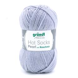 Garnknäuel in hellgrau. Beschriftung mit 'Hot Socks Pearl mit Kaschmir'.
