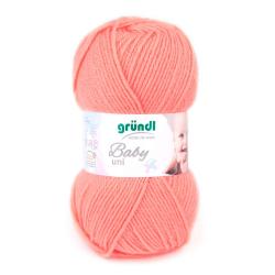 Wolle in leuchtendem Korallenrot für Babybekleidung. Die Verpackung zeigt ein lächelndes Baby.