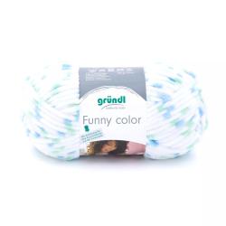 Wolle in Weiß mit bunten Farbtupfern in Blau und Grün. Verpackt mit einem Etikett von grünl.