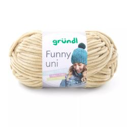 Wolle in hellem Beige für Strickprojekte. Auf dem Etikett eine Anleitung für eine Mütze.