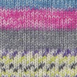 Wolle in bunten Farben, hauptsächlich Blau, Pink und Gelb. Verpackung mit dem Aufdruck 'Hot Socks Torbole'.