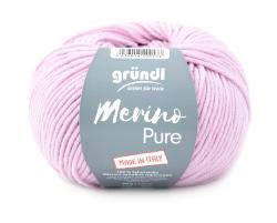 Lila Wollknäuel aus 100 Prozent Schurwolle. Die Verpackung zeigt den Namen 'Merino Pure' und die Herkunft 'Made in Italy'.
