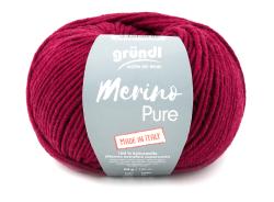 Wollknäuel in dunklem Rot. Beschriftung mit 'Merino Pure', 100 % Schurwolle.