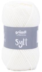 Weißes Garn in einem runden Knäuel. Verpackt mit einem grauen Etikett mit dem Namen 'Sylt'.