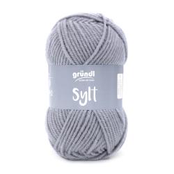 Grauem Garn in einem Knäuel. Die Verpackung zeigt den Markennamen und die Produktbezeichnung 'Sylt'.