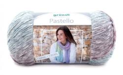 Garnknäuel in Pastellfarben. Abgebildet ist eine Frau mit einem Schal aus dem Garn.
