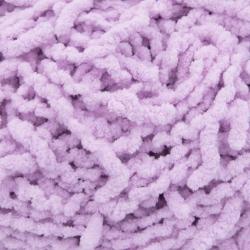 Lila Wolle mit flauschiger Textur. Verpackt mit einem Etikett. Geeignet für einfaches Stricken.