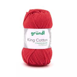 Rotes Garn in einem Knäuel. Beschriftung mit dem Namen 'King Cotton' und Informationen über das Material.