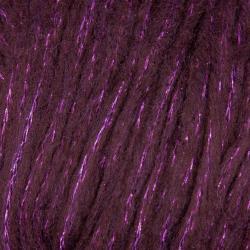 Wolle in dunkellila mit glitzernden Fäden. Oben ein großer, weißer Kunstfell-Pompom. Verpackung zeigt eine Frau mit Mütze.