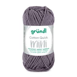Garn in lila Farbe, verpackt in einem Etikett mit der Aufschrift 'gründl Cotton Quick mini'. Das Garn ist weich und hat eine strukturierte Oberfläche.