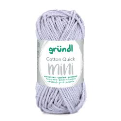 Garn in helllila Farbe, verpackt in einem runden Etikett. Aufschrift 'Cotton Quick mini' sichtbar.