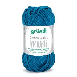 Garn in Türkisblau, verpackt in einer weißen Banderole. Die Marke ist grün und der Produkttitel ist Cotton Quick mini.