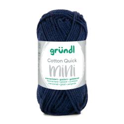 Dunkelblaues Garn in einem kompakten Knäuel. Etikett mit dem Namen 'Cotton Quick mini' und Informationen zur Verarbeitung.