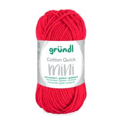 Rotes Garn in einem Knäuel. Beschriftung mit dem Namen 'Cotton Quick mini'.