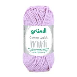 Lila Baumwollgarn in einem kompakten Knäuel. Etikett mit Produktinformationen. Weiche, glatte Textur.