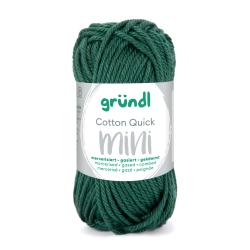 Grünes Garn in einem Knäuel. Marke: gründl. Bezeichnung: Cotton Quick mini. Glatte, mercerisierte Oberfläche.