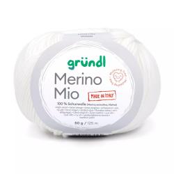 Weißes Garn in einem runden Knäuel. Beschriftung mit Produktname und Materialangaben.