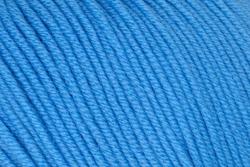 Häkelgarn in kräftigem Blau. 100 Prozent Schurwolle, 50 Gramm.