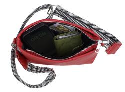 Rote Handtasche aus strukturiertem Material. Mit einem gestreiften Trageriemen.