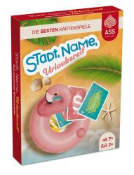 Spielverpackung für 'Stadt.Name, Urlaubsreif'. Bunte Illustration mit einem rosa Flamingo-Schwimmreifen. Karten liegen auf Sand, umgeben von Muscheln und Palmblättern. Geeignet für 2+ Spieler, ab 7 Jahren.