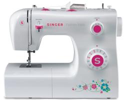 Nähmaschine in Weiß mit bunten Blumenmustern. Bedienknöpfe für Stichlänge und -art sind sichtbar.