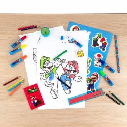 Set mit Buntstiften in verschiedenen Farben. Enthält ein Notizbuch mit Super Mario Motiv.