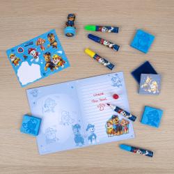 Kreativbox mit Paw Patrol Motiven. Enthält Stifte, Figuren und ein Buch.