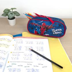 Bleistiftetui mit Spiderman-Motiv. Blau mit roten Akzenten und dem Schriftzug 'Super Hero'.
