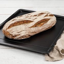 Schwarze Malerwanne aus Kunststoff. Hat eine flache Oberfläche mit Maßangaben.