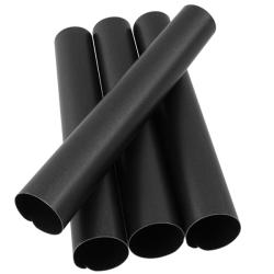Vier schwarze, runde Rohre aus mattem Material. Sie sind nebeneinander angeordnet.