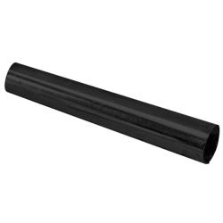 Vier schwarze, runde Rohre aus mattem Material. Sie sind nebeneinander angeordnet.