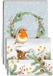 Winterliches Bild mit einem Vogel auf einem Schneestein, im Hintergrund Tannenzweige mit Beeren und Zapfen, Schneefall im Himmel.