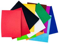 Bunte Papierblätter in verschiedenen Farben. Rot, schwarz, gelb, grün, blau, orange, lila, weiß. Unterschiedliche Größen und Formen, leicht übereinander gestapelt.