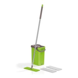 Grüner Wischmopp mit einem Eimer. Zwei zusätzliche Wischbezüge liegen daneben.