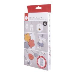 Gießform für Osterdekoration. Motive: Hase, Blume, Ei, Biene. Verpackung zeigt Beispiele. Farben: bunt und neutral.