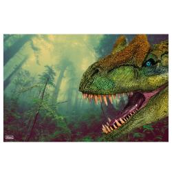 Dinosaurierkopf vor einem nebligen Wald. Der Dinosaurier hat scharfe Zähne und eine grüne Hautfarbe.