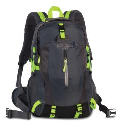 Schwarzer Rucksack mit grünen Akzenten. Er hat gepolsterte Träger und mehrere Fächer.