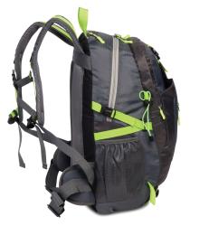 Schwarzer Rucksack mit grünen Akzenten. Er hat gepolsterte Träger und mehrere Fächer.