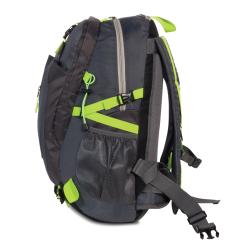 Schwarzer Rucksack mit grünen Akzenten. Er hat gepolsterte Träger und mehrere Fächer.