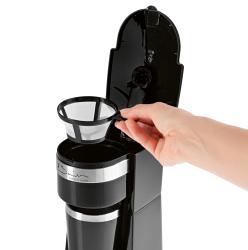 schwarze Kaffeemaschine mit glänzenden Edelstahlakzenten. Integrierter Kaffeebecher. Kompakte Bauweise.