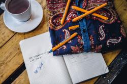 Oranger Stift mit Kappe und runder Spitze. Auf dem Stift steht der Schriftzug 'STABILO worker'.
