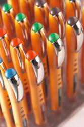 orangefarbener Stift mit abnehmbarem Deckel. Gummierte Oberfläche für besseren Halt. Spitze ist blau.