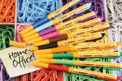 orangefarbener Stift mit blauer Kappe. Der Stift hat eine feine Spitze und ist für präzises Schreiben geeignet.