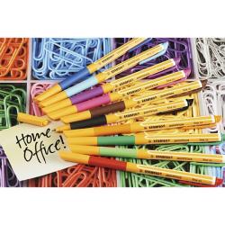 orangefarbener Fineliner mit feiner Spitze. Kappe abgenommen, der Stift liegt auf einer weißen Fläche.