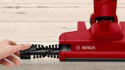 Ein roter Handstaubsauger von Bosch. Kompakte Bauweise mit einem ergonomischen Griff.