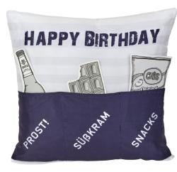 Kissen mit dem Aufdruck 'HAPPY BIRTHDAY'. Oben sind eine Flasche, ein Stück Schokolade und eine Chipstüte abgebildet. Untere Tasche mit den Worten 'PROST!', 'SÜßKRAM', 'SNACKS'.