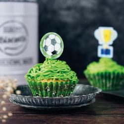 Cupcake-Kit mit Fußball-Thema. Enthält Muffinförmchen und Dekorationen wie Figuren und Pokale.