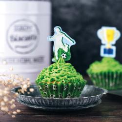 Cupcake-Kit mit Fußball-Thema. Enthält Muffinförmchen und Dekorationen wie Figuren und Pokale.
