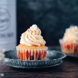 Cupcake Kit für Geburtstagsfeiern. Enthält bunte Muffinförmchen und Dekorationen wie Kerzen und Luftballons.